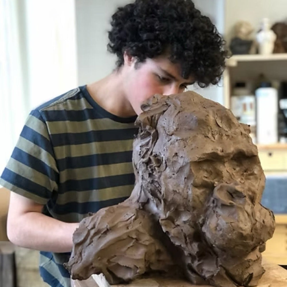 Ronceval à l'atelier, modelant une sculpture