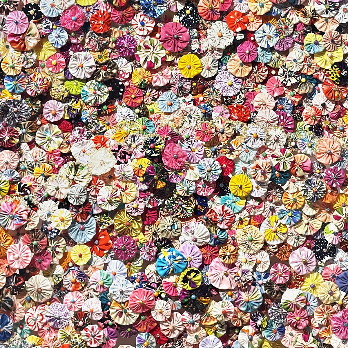 Détail des rosaces de tissu de Jardin des merveilles 2, Naïké Louchart