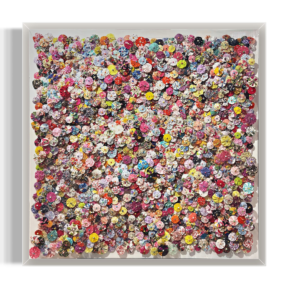 Jardin des merveilles 2 – Naïké Louchart, rosaces cousues en chutes de tissus haut de gamme en caisson plexiglas, 120 x 120 cm