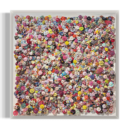 Jardin des merveilles 2 – Naïké Louchart, rosaces cousues en chutes de tissus haut de gamme en caisson plexiglas, 120 x 120 cm