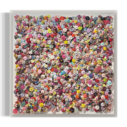 Jardin des merveilles 2 – Naïké Louchart, rosaces cousues en chutes de tissus haut de gamme en caisson plexiglas, 120 x 120 cm