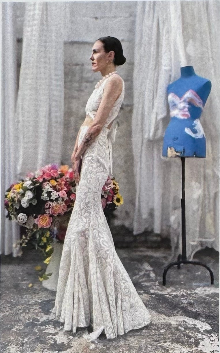 Portrait de l'artiste Naïké Louchart en robe de dentelle à côté d'un mannequin